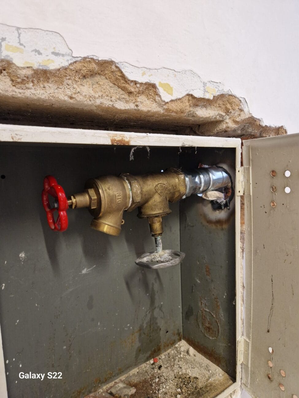 Prasklý hydrant na Karlově univerzitě: havarijní výměna požárního potrubí na klíč: WhatsApp Image 2026 08 20 at 17.51.46 1