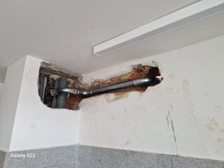 Prasklý hydrant na Karlově univerzitě: havarijní výměna požárního potrubí na klíč