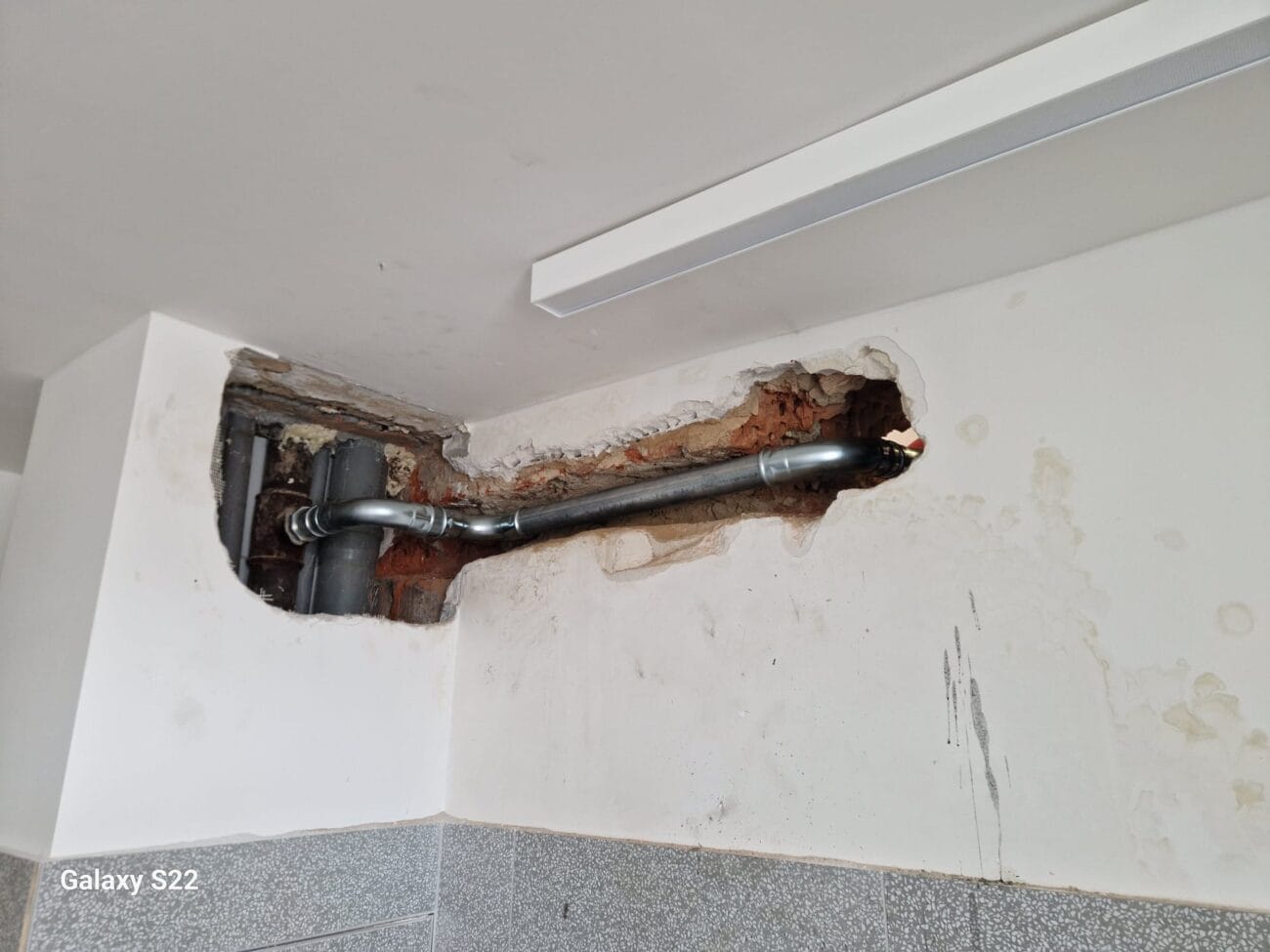 Prasklý hydrant na Karlově univerzitě: havarijní výměna požárního potrubí na klíč: WhatsApp Image 2026 08 20 at 17.51.46 2 2