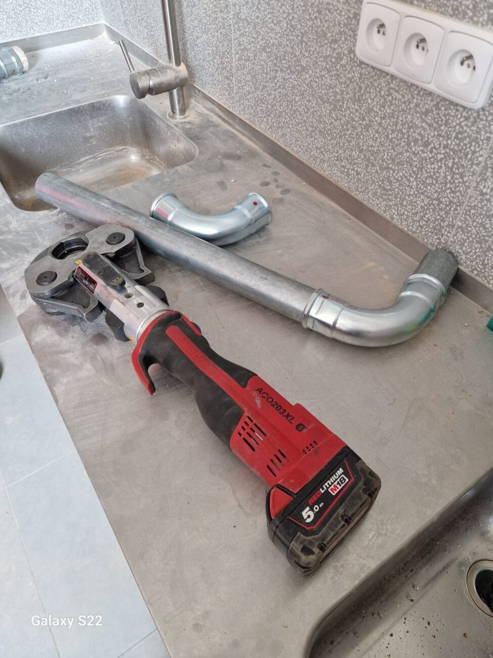Prasklý hydrant na Karlově univerzitě: havarijní výměna požárního potrubí na klíč: WhatsApp Image 2026 08 20 at 17.51.46 4
