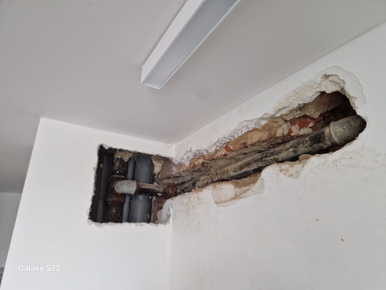 Prasklý hydrant na Karlově univerzitě: havarijní výměna požárního potrubí na klíč: WhatsApp Image 2026 08 31 at 12.24.38